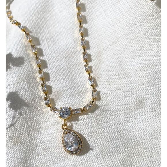 Zircon gold color teardrop necklace - Picture 2 of 3